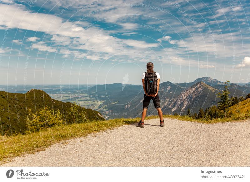 Männlicher Rucksacktourist mit Blick auf die spektakulären bayerischen Berge. Mann, der in den Bergen wandert. Wanderer mit Rucksack am Herzogstand in den bayerischen Alpen.