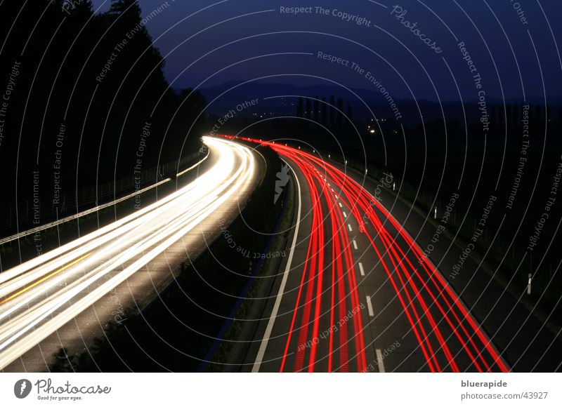 Nachtverkehr rot weiß schwarz Verkehr Autobahn Lichterkette dunkel Geschwindigkeit Langzeitbelichtung blau Fahrzeuge Linie Straße Himmel