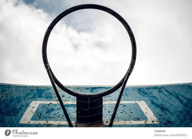 Direkt unter der Aufnahme eines Basketballkorbs gegen den Himmel. Sport Netz Team Reifen weiß blau Gericht Übung Spiel Tor horizontal keine Menschen Fotografie