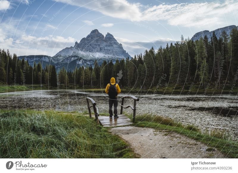 Mann Wanderer mit Rucksack genießt Lago Antorno See, Drei Zinnen Berg im Hintergrund, Dolomiten, Italien antorno alpin Berge u. Gebirge Misurina Italienisch