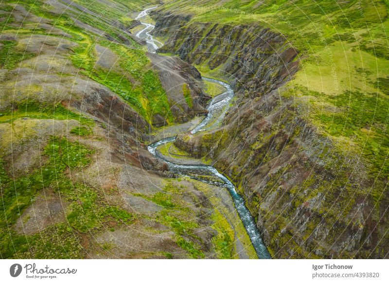 Drohne Blick über grüne Hügel, Schlucht und kleinen Fluss in Island, Sommerzeit Wasserfall Filmmaterial Dröhnen Landschaft Natur Ansicht Antenne reisen