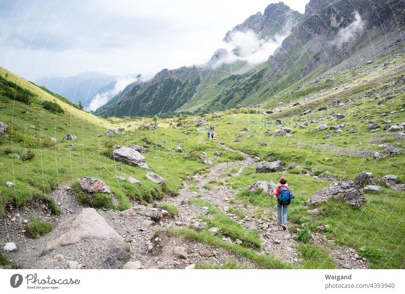 Wanderung in den Bergen Alpen Wandern Trekking Nebel Weg Pass Rucksack Tour Ferien Bayern Kleinwalsertal