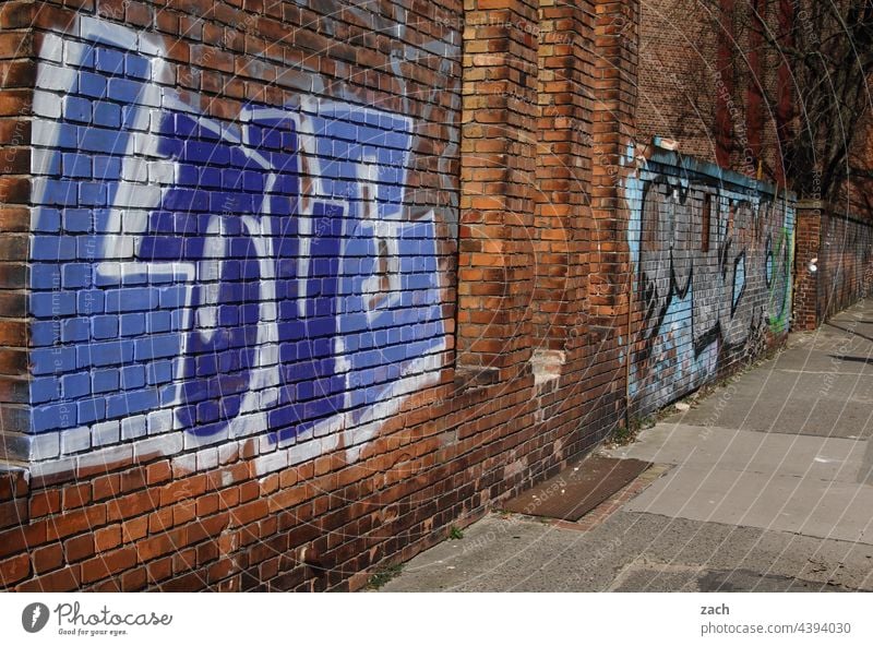 Love alt Vergänglichkeit Zerstörung Liebe Wand kaputt Graffiti Außenaufnahme Romantik Zeichen Gebäude Deutschland Berlin Hauptstadt Menschenleer Ruine Verfall