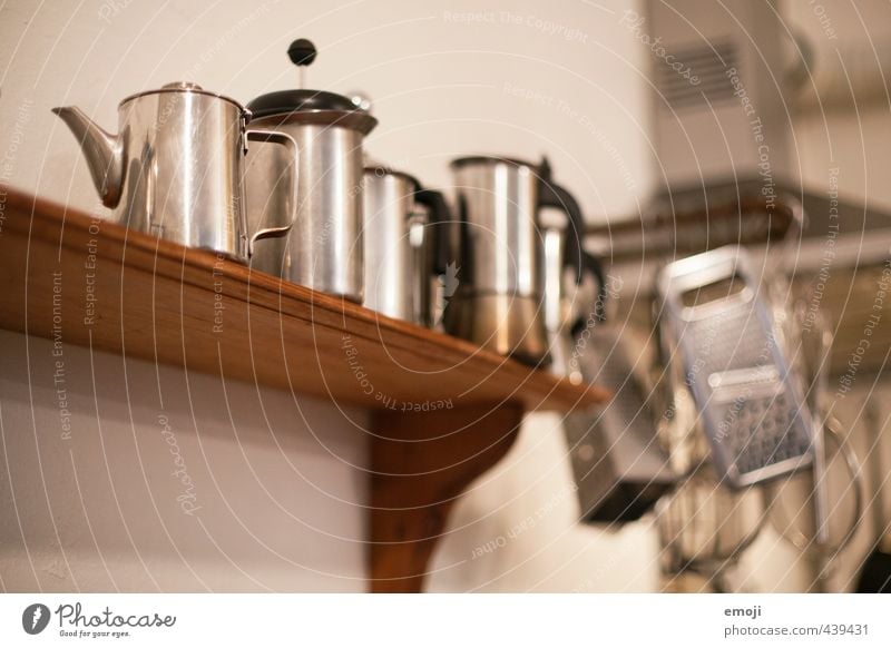 silber Küche Manuelles Küchengerät Kaffeekanne Regal Edelstahl Metallwaren alt ästhetisch Farbfoto Gedeckte Farben Innenaufnahme Menschenleer Kunstlicht
