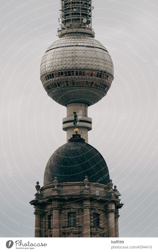 Berliner Fernsehturm mit Kuppel Wahrzeichen Fersehturm Hauptstadt Turm Denkmal Berlin-Mitte Alexanderplatz Sehenswürdigkeit Sightseeing Architektur Stadtzentrum