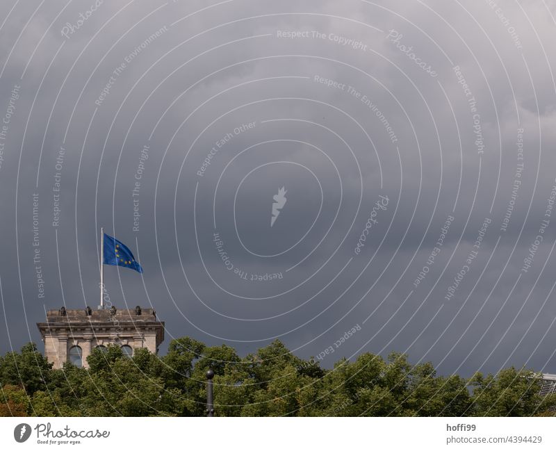Europafahne auf dem Reichstag in Berlin bei aufkommendem Unwetter - stürmische Zeiten Europaflagge Fahne wehen Stern (Symbol) Politik & Staat Wahrzeichen Falte