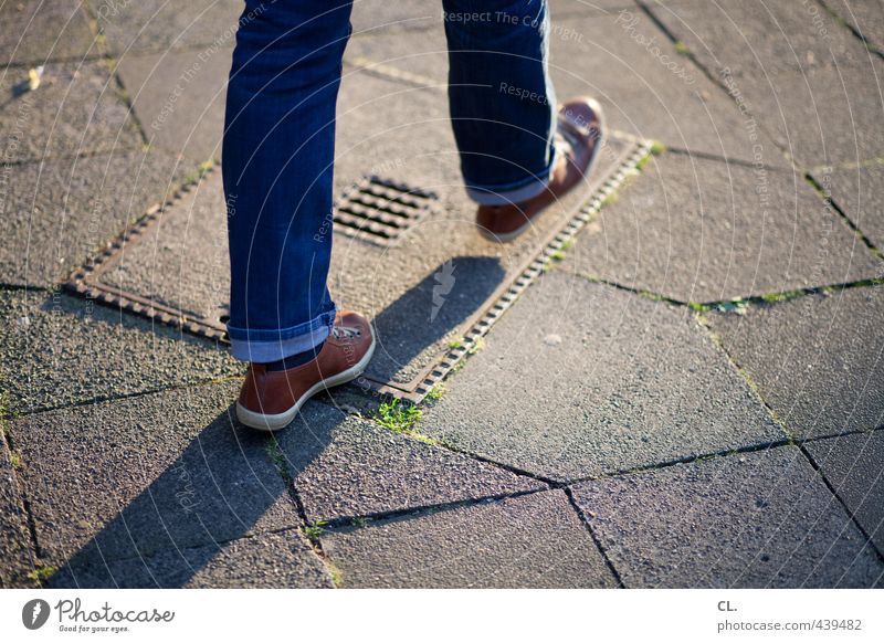 vorwärtsgang Mensch Jugendliche Beine Fuß 1 13-18 Jahre Kind 18-30 Jahre Erwachsene Hose Jeanshose Schuhe gehen laufen Bewegung unterwegs Straße Bodenbelag