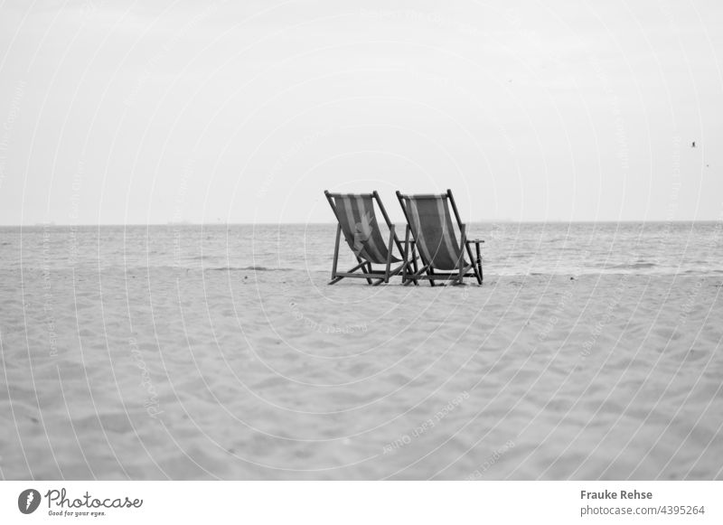 Ein Platz für zwei - zwei leere Liegestühle am Strand mit Blick auf das Meer Liegestuhl Meerblick Ferien & Urlaub & Reisen Sommer Erholung Tourismus