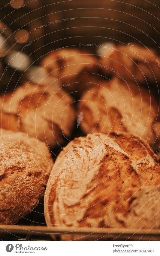 In einer Bäckerei stapelt sich handwerkliches Brot Kunstgewerbler Menschengruppe frisch Lebensmittel Französisch Mehl ganz Mahlzeit Frühstück Brotlaib