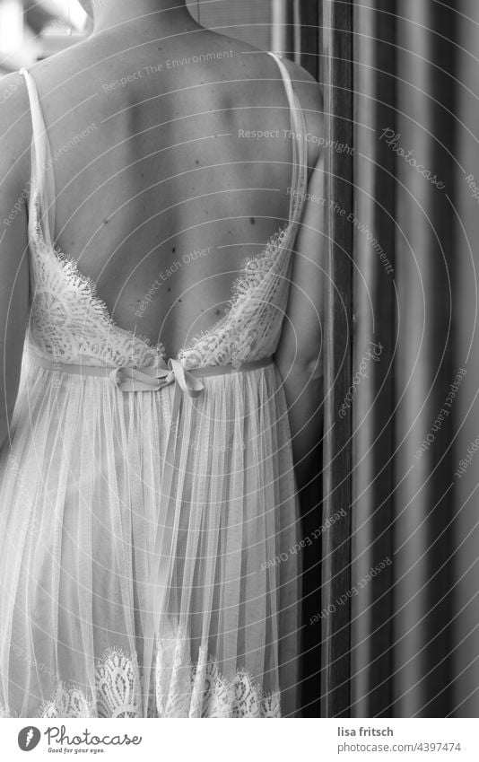 BRAUTKLEID - TIEFER RÜCKEN - HIPHIPHURRA Frau Braut Brautkleid Schwarzweißfoto Spitze stilvoll feminin Hochzeit Kleid elegant Romantik schön Rücken tiefer Blick