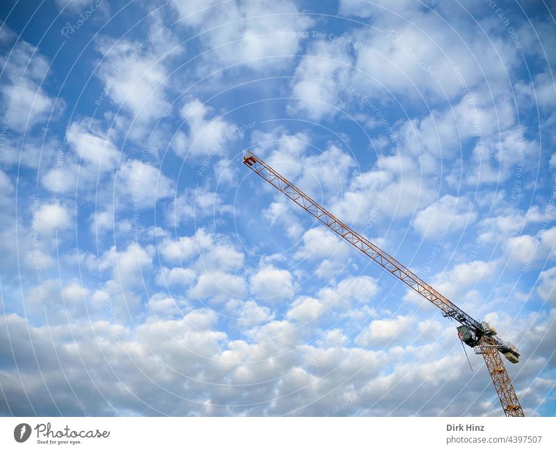 Blick auf einen Kran vor einem Wolkenhimmel Himmel Baukran Technik & Technologie Baumaschine Baustelle bauen Arbeit & Erwerbstätigkeit Arbeitsplatz Maschine