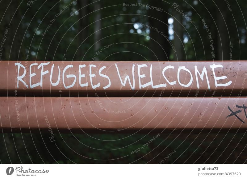 Refugees welcome - Flüchtlinge willkommen | Schriftzug auf einer Bank Graffiti Außenaufnahme Park Schriftzeichen Menschenleer Humanität menschlich Willkommen