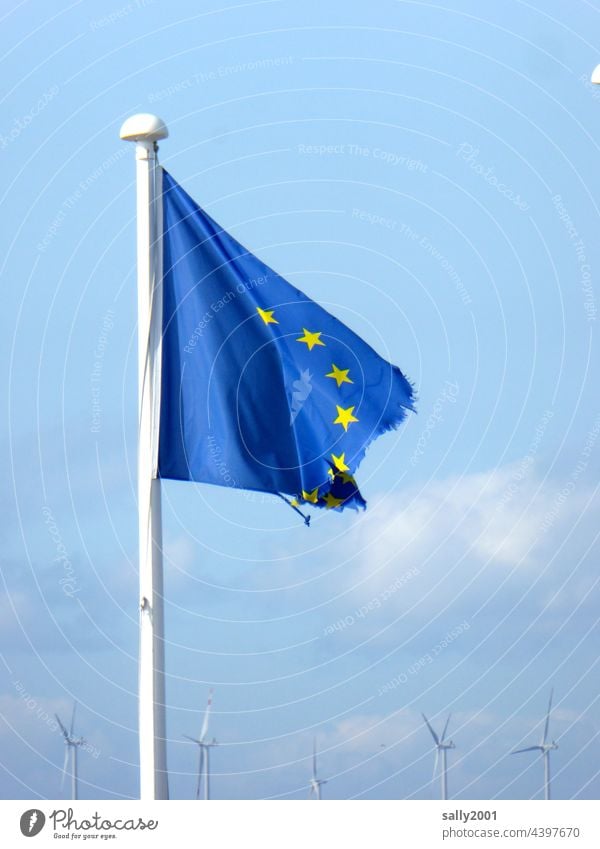 sich auflösende Europaflagge vor Windpark… Flagge Europäische Union kaputt zerzaust Fahne EU blau Europafahne Politik & Staat wehen Symbole & Metaphern Zeichen