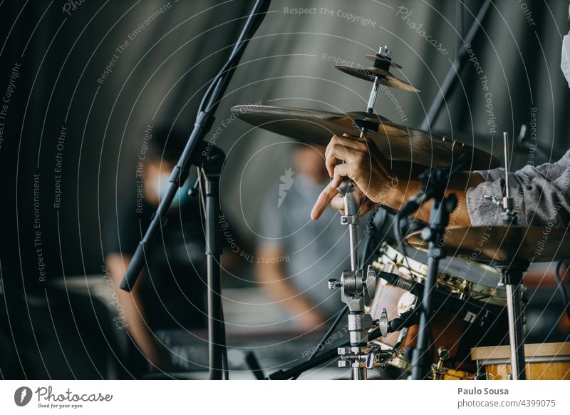 Nahaufnahme Mann beim Zusammenbau eines Schlagzeugs Trommel Schlagzeuger Versammlung versammeln Musik Instrument schlagen Rockmusik Musiker Rhythmus Stöcke