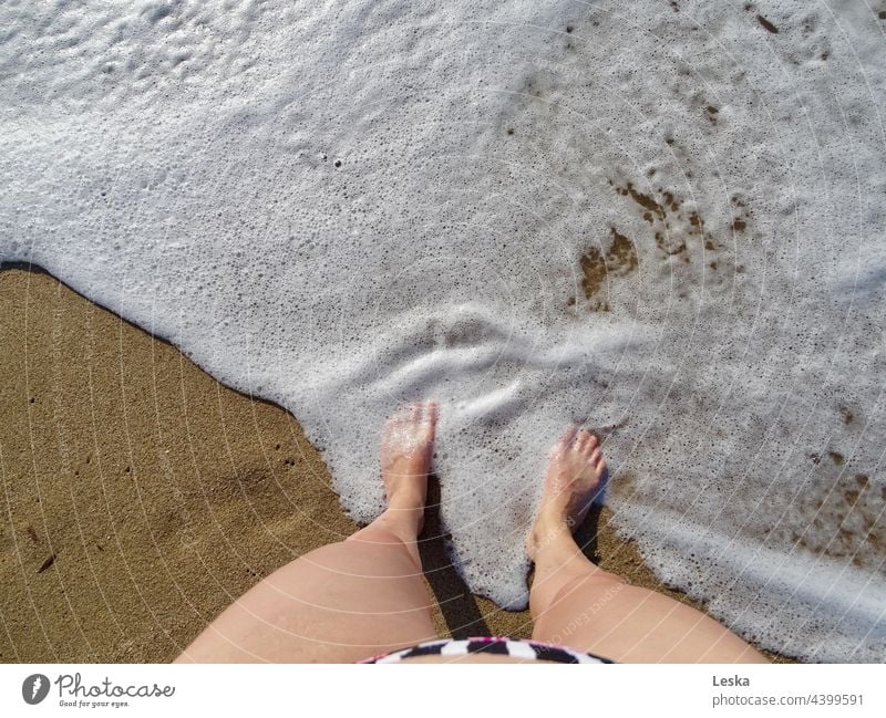 Beine und Füße werden am Strand vom Schaum der Wellen umspült Wasser Urlaub Sand Sandstrand Ferien & Urlaub & Reisen braun weiß Erholung Sommer Barfuß Zehen