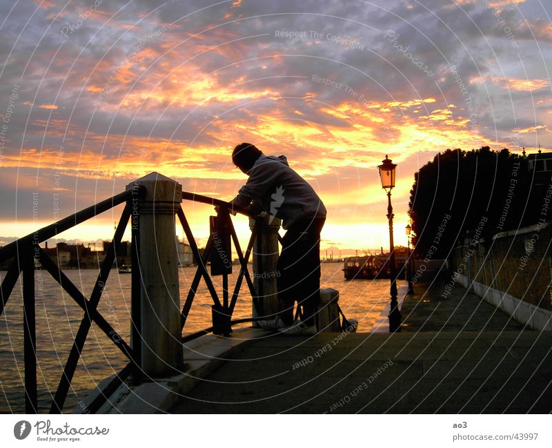 Abendlicht Sonnenuntergang Nacht Denken Wolken träumen Venedig Licht rot weiß gelb grün Einsamkeit Lampe Meer Strand See Holz schwarz Kunst geschmackvoll Brücke