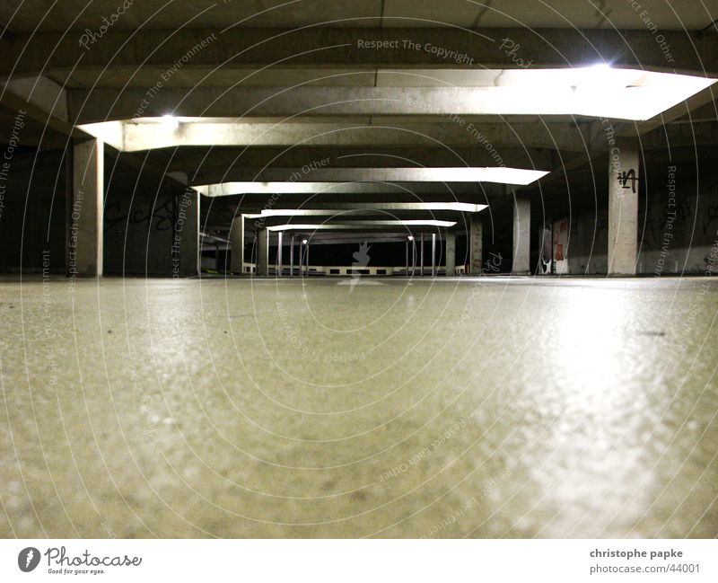 Totale eines dunklen und leeren Parkhauses Tiefgarage dunkel Garage trashig Menschenleer Angst Beton bedrohlich Architektur Verkehrswege Tunnel Stadt Einsamkeit