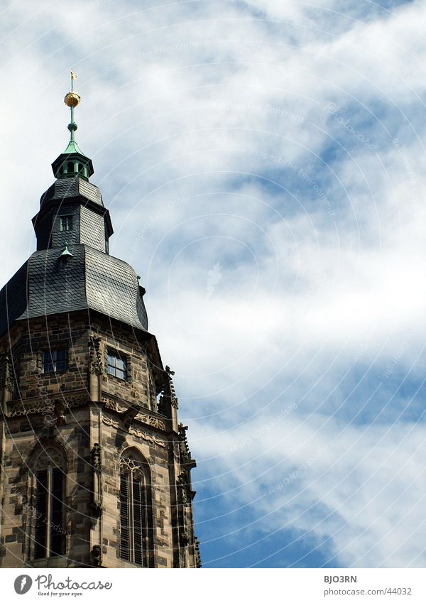 St. Moriz weiß Kultur Religion & Glaube Gotteshäuser Turmspitze Kirchturm Wolken historisch Coburg Protestantismus Katholizismus Himmel blau Spitze Architektur
