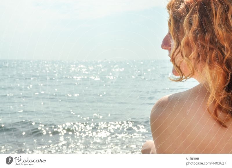 Schönes Porträt im Profil Nahaufnahme einer jungen rothaarigen lockigen Frau am Meer am Strand in Italien mit Kopie Raum, Raum für Text rote Haare MEER Mädchen
