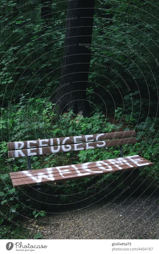 Refugees welcome - Flüchtlinge willkommen | Schriftzug auf einer Bank Graffiti Außenaufnahme Park Schriftzeichen Menschenleer Willkommen menschlich Humanität