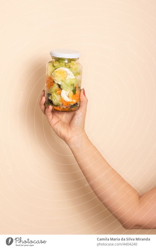 Hausgemachter Salat im Glas mit Eiern und Gemüse. Gesunde Ernährung, Diät, Entgiftung, saubere Ernährung und vegetarisches Konzept mit Kopie Raum. Amuse-Gueule