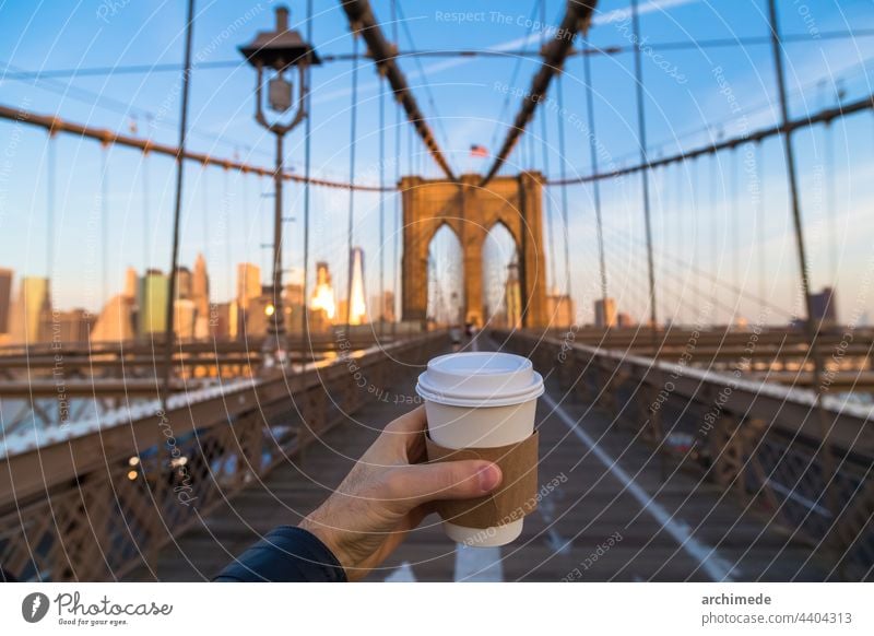 Mann mit Kaffeetasse in New York City Tasse wegnehmen Hand vorliegend ny New York State nyc Beteiligung trinken Großstadt Brücke Straße im Freien Brooklyn