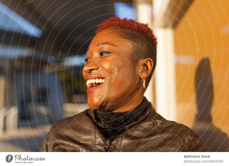 Seitenansicht einer schwarzen Afro-Frau Afro-Look Mode Mädchen Blick Profil im Freien Lifestyle Erwachsener modisch cool Dame heiter Lachen Porträt Person