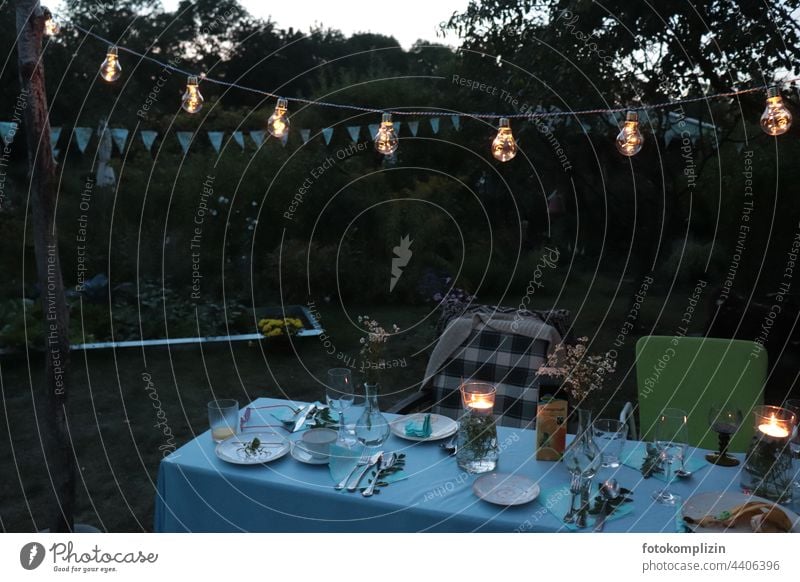 gedeckter Gartentisch in dämmriger Abendstimmung Lampions Lichterkette Sommer Fest Gartenfest zusammen gemeinsam Zusammensein Sommerabend Lampe Feste & Feiern