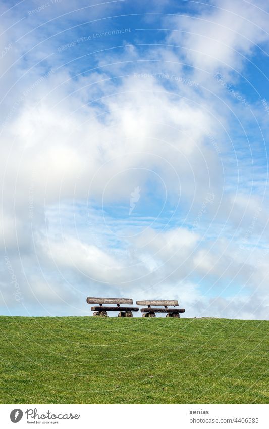 Stehen zwei Bänke auf dem grünen Deich unter blauem Himmel mit Wolken Bank Sitzbank Rasen Erholung Wiese Sommer Gras Schönes Wetter Ferien & Urlaub & Reisen
