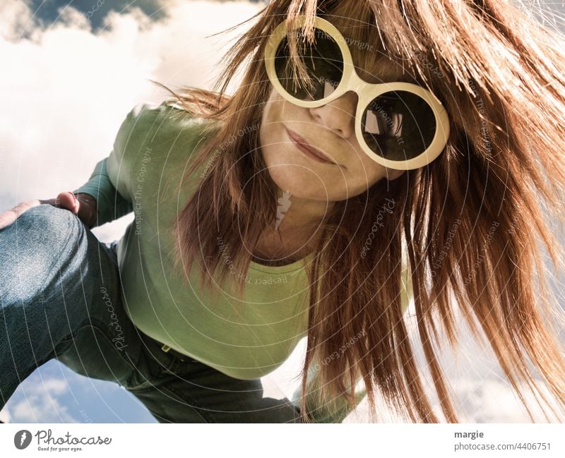 Eine Frau mit großer Sonnenbrille schaut in die Fotokamera Brille blondes Haar Gesicht Junge Frau Haare & Frisuren Porträt feminin sexy hübsch Sinnlichkeit