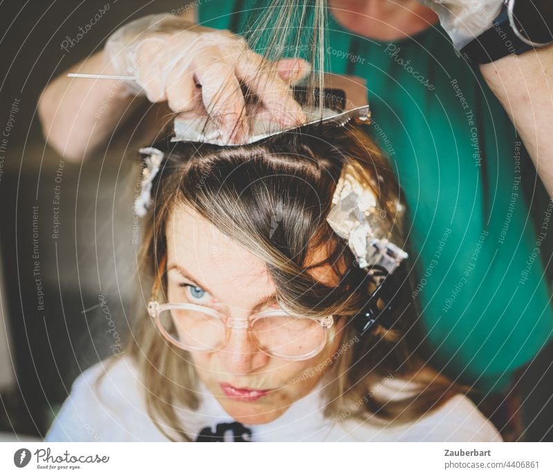 Strähnchen selber machen (2) Haare färben Alufolie Frau Haare & Frisuren DIY Haarsträhne blond feminin Gesicht Auge konzentriert schön Kopf Blick Brille Folie