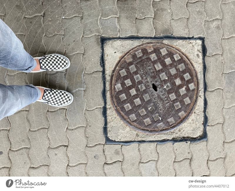 Von oben herab von oben herab Vogelperspektive Füße Beine Schuhe Vans