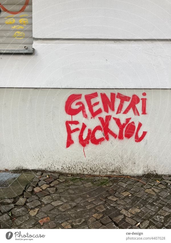 GentriFuckYou - gezeichnet & gemalt Schriftzeichen Stadtleben aussagekräftig Vandalismus urban Symbole & Metaphern mehrfarbig Botschaft Stil trashig Graffiti