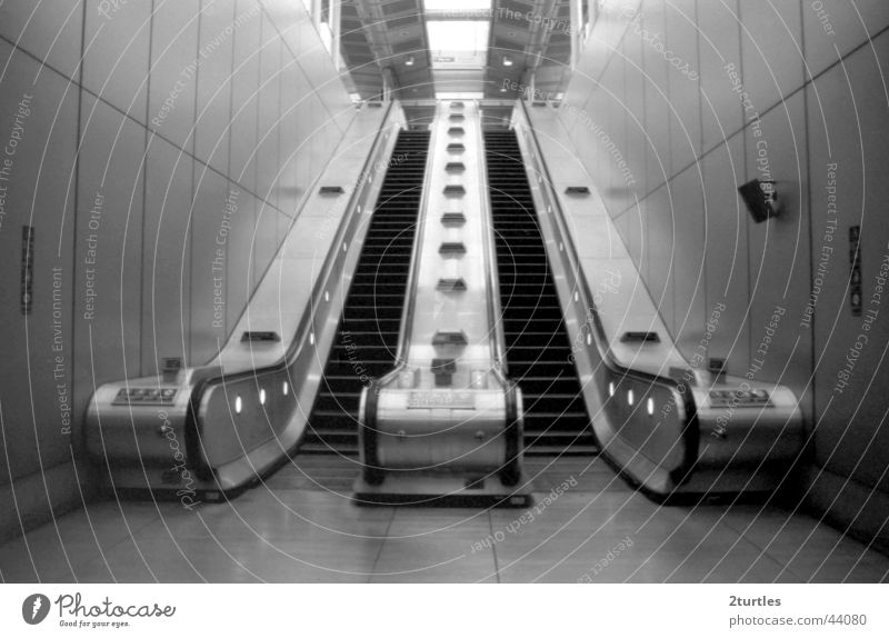 stairway to heaven Rolltreppe Untergrund London Canning Town England Verkehr hoch abwärts aufwärts Treppe Bahnhof