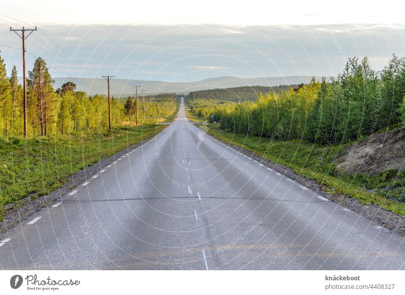schwedisch lappland Straße endlos endlose weiten Endlosigkeit Schweden Lappland Landschaft Farbfoto Abenteuer Menschenleer Berge u. Gebirge Umwelt Ferne Natur