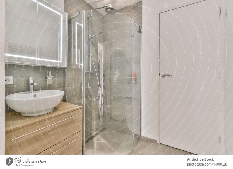 Weißes Badezimmer in einem Luxushaus Innenbereich weiß Design Reichtum Stil heimwärts modern Waschraum wohnbedingt Waschtisch Waschbecken Kabinett hölzern