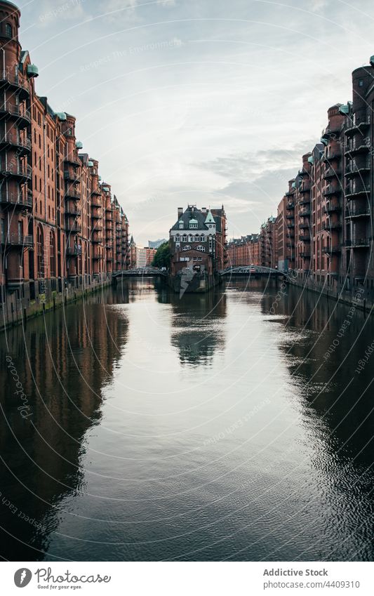 Berühmte Hamburger Speicherstadt bei Sonnenaufgang Architektur Kanal Stadt Baustein Brücke Großstadt Fluss hafen Deutschland alt Wasser Lagerhalle Portwein