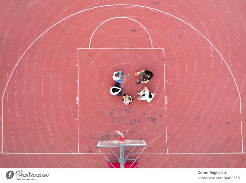Blick von oben auf entschlossene Basketballspieler, die bei Tageslicht auf dem Platz stehen Antenne Hintergrund Ball Korb Hochschule Konkurrenz Gericht Feld