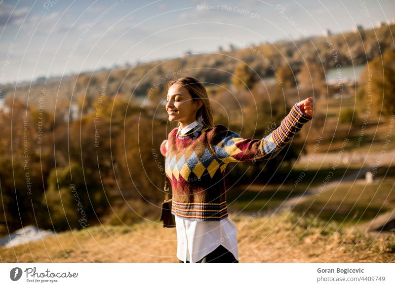 Junge Frau geht draußen an einem sonnigen Herbsttag spazieren Erwachsener attraktiv schön brünett lässig Kaukasier Gesicht fallen Mode Mädchen Glück Haus