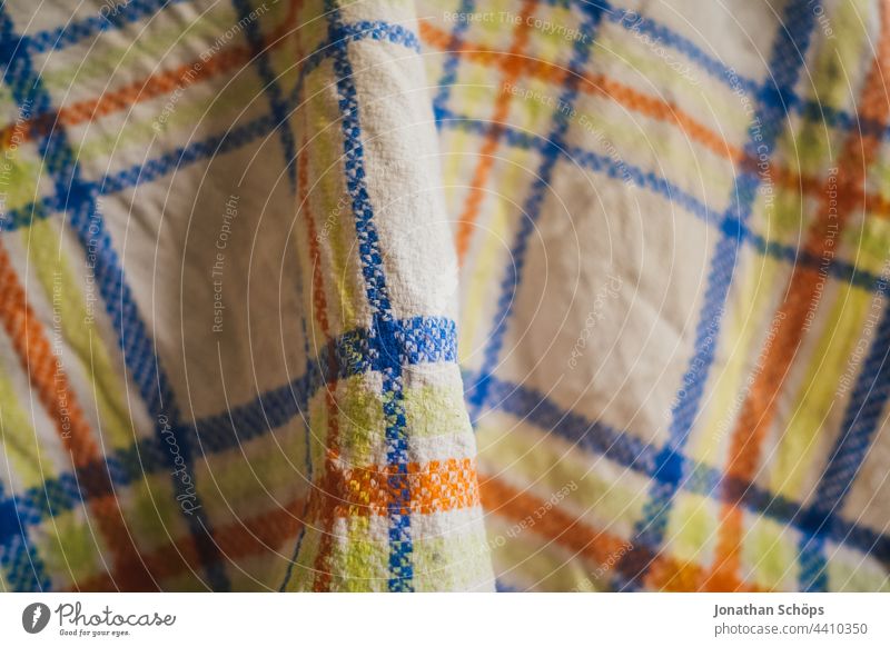 Geschirrhandtuch oder Küchentuch kariert Tuch Wischtuch Handtuch Decke Stoff Textilien muster weiß blau orange gelb Falten Innenaufnahme Muster