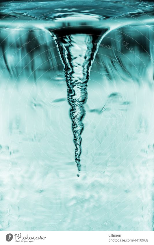 Zyklon-Demonstration im Glasrohr, Tornado im Wasserglas mit rotierender Luftsäule, Wasserrohr mit blauem Strudel abstrakt Wirbel Frische kreisrund fließen