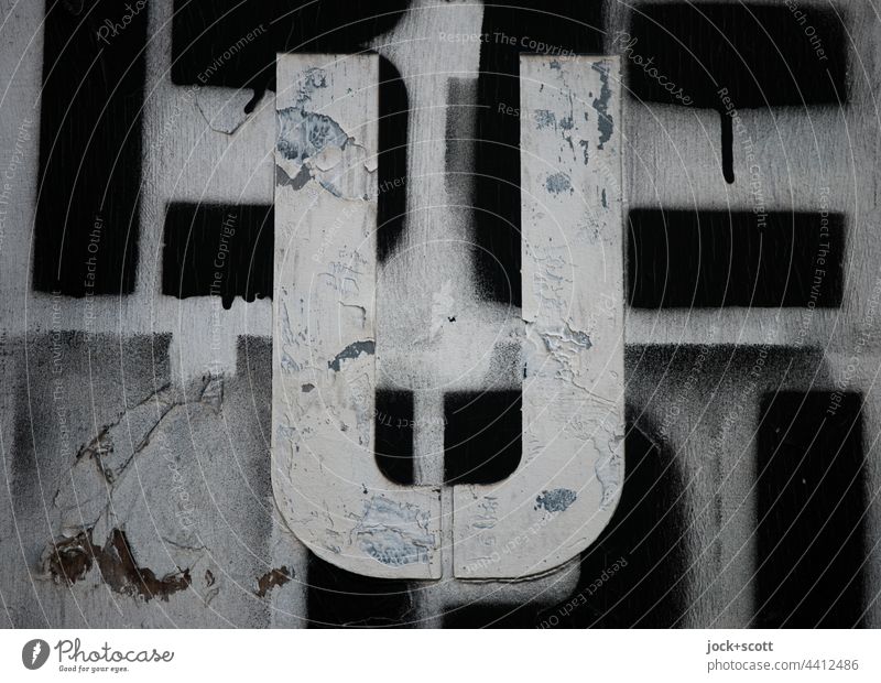 der 21. Buchstabe im Alphabet U Typographie Straßenkunst Stil stencil Schablonenschrift Subkultur Kreativität Graffiti Detailaufnahme Berlin Großbuchstabe