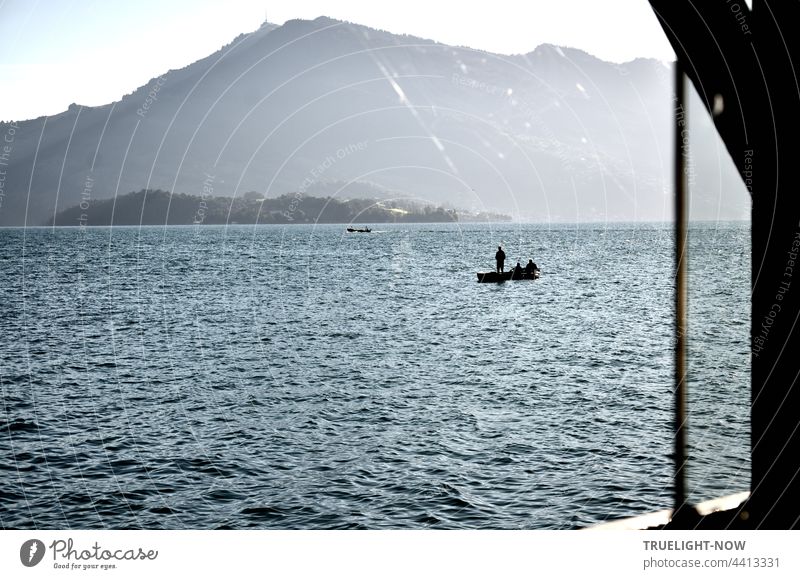 Angler auf dem See. Der Tag hat kaum begonnen. Petri heil denk ich. Lake Lucerne Vierwaldstätter See Schweiz Berge Ferien Urlaub Angeln Boot Boote Fischerboot