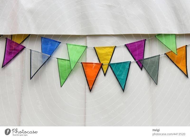 bunt geschmückt - bunte Fähnchen hängen an einer weißen Zeltwand Dekoration Verzierung Kunststoff zackig Dekoration & Verzierung Feste & Feiern Farbfoto