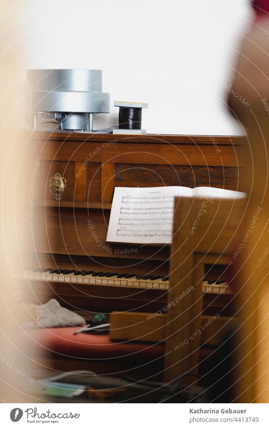 Blick auf ein Klavier in einer Werkstatt Instrument Orgelbauer Musik Tasteninstrument Noten Klaviatur Musikinstrument Klassik