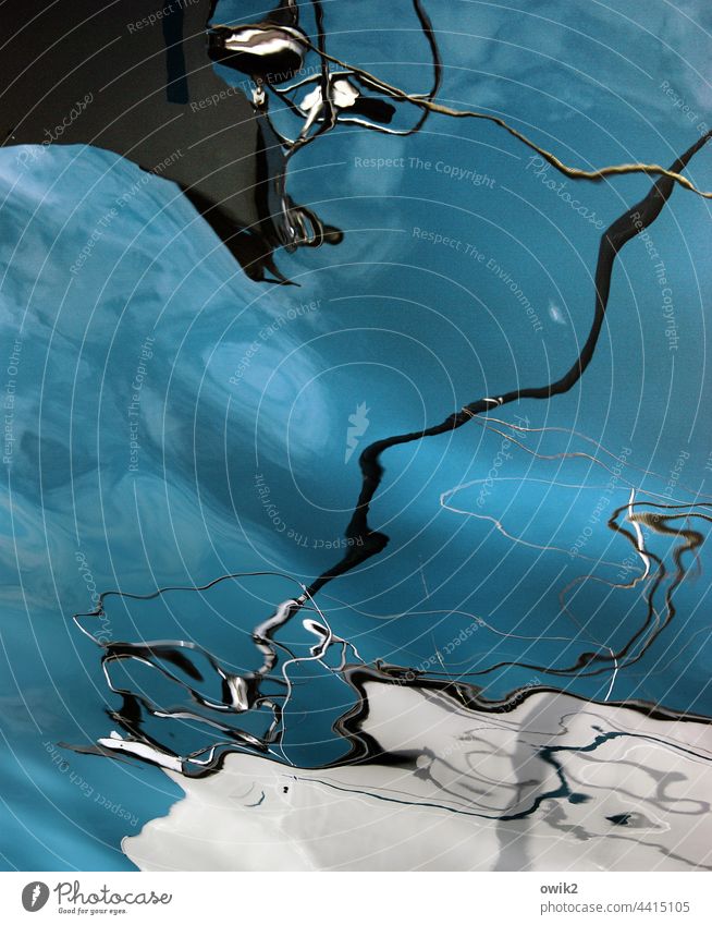 Gebilde Wasserspiegelung abstrakt beweglich Himmel Wellenbewegung Takelage Masten Seile unkenntlich maritim blau türkis Linien bizarr Formen Wellenspiel