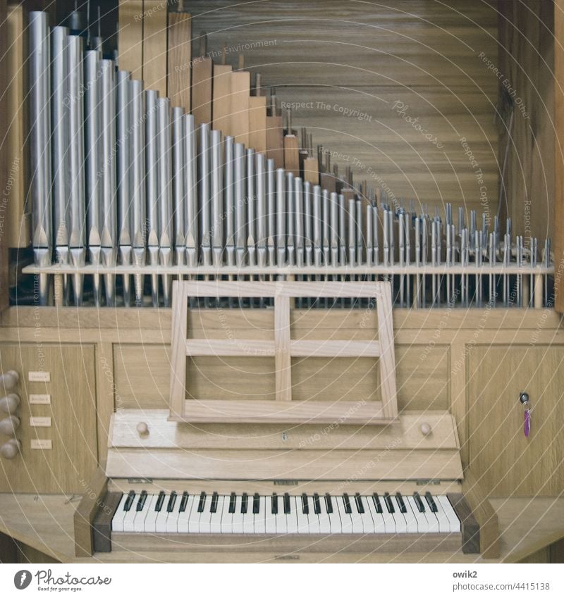 Einkehr Orgel Musikinstrument Orgelpfeife Metall Holz einfach Schalthebel Register Holzmaserung Kirche Lob Gottes Klang Sound Beschriftung Dorfkirche