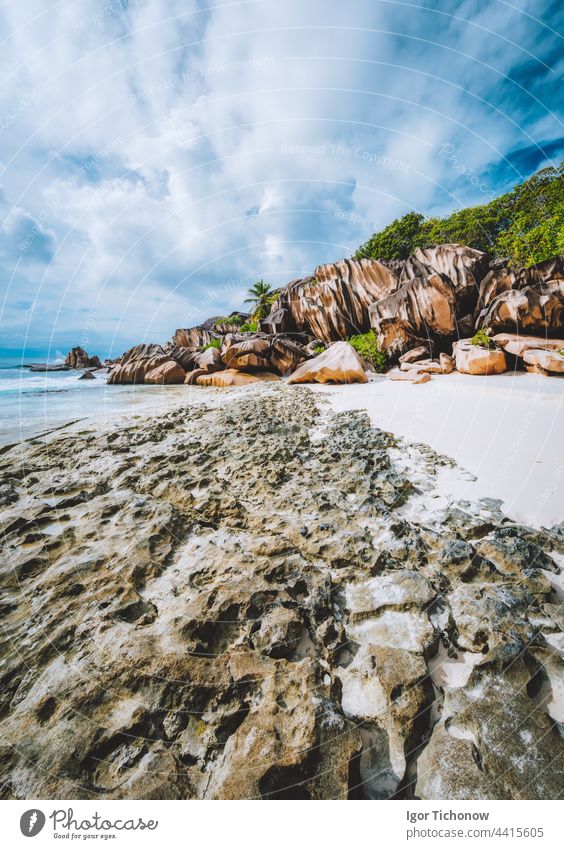 Surreale bizarre Felsformation an der Küste von La Digue. Malerische Landschaft auf den Seychellen Seychelleninsel la digue seychellen Granitstein Insel Natur