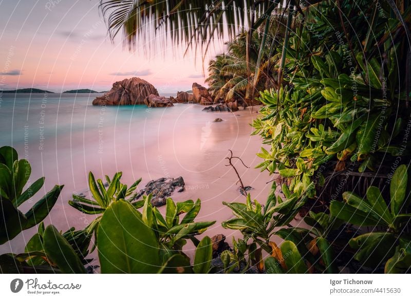 Paradiesischer exotischer Strand auf der Insel La Digue, Seychellen. Langzeitbelichtung bei herrlichem Sonnenuntergang lang Licht digue anse schön Natur Meer