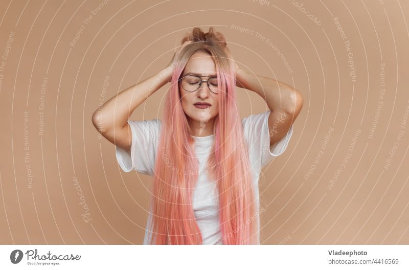 unglückliche müde kaukasische junge Frau, die ihren Kopf berührt und unter Kopfschmerzen leidet Stress Porträt Pflege zugeklappt Schönheit Person